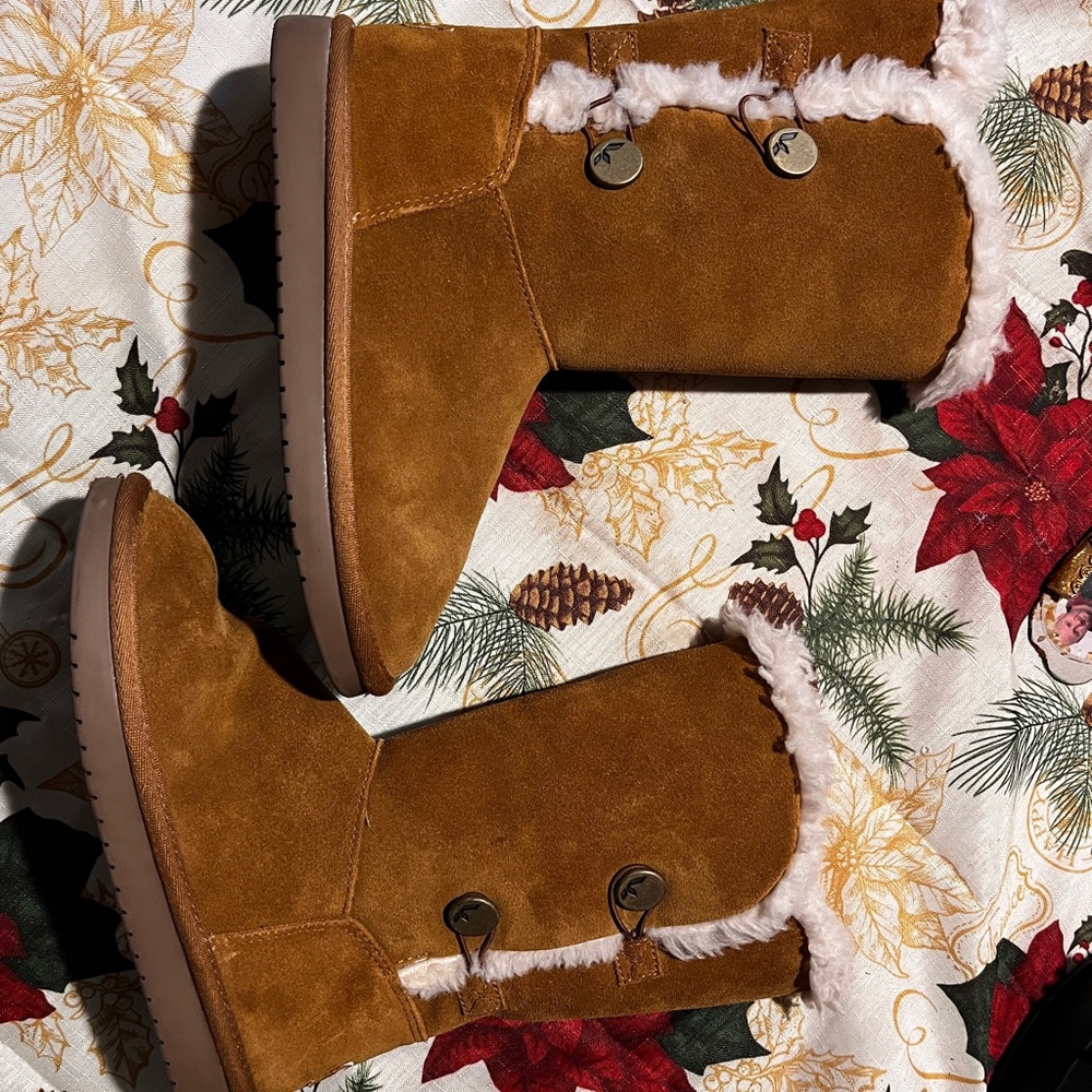 Brand new, never worn Koolaburra by UGG big girls size 3 boots.